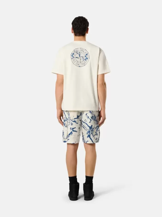 T-shirt a maniche corte con stampa “Compass Camo”. T-shirt a maniche corte con stampa “Compass Camo”.