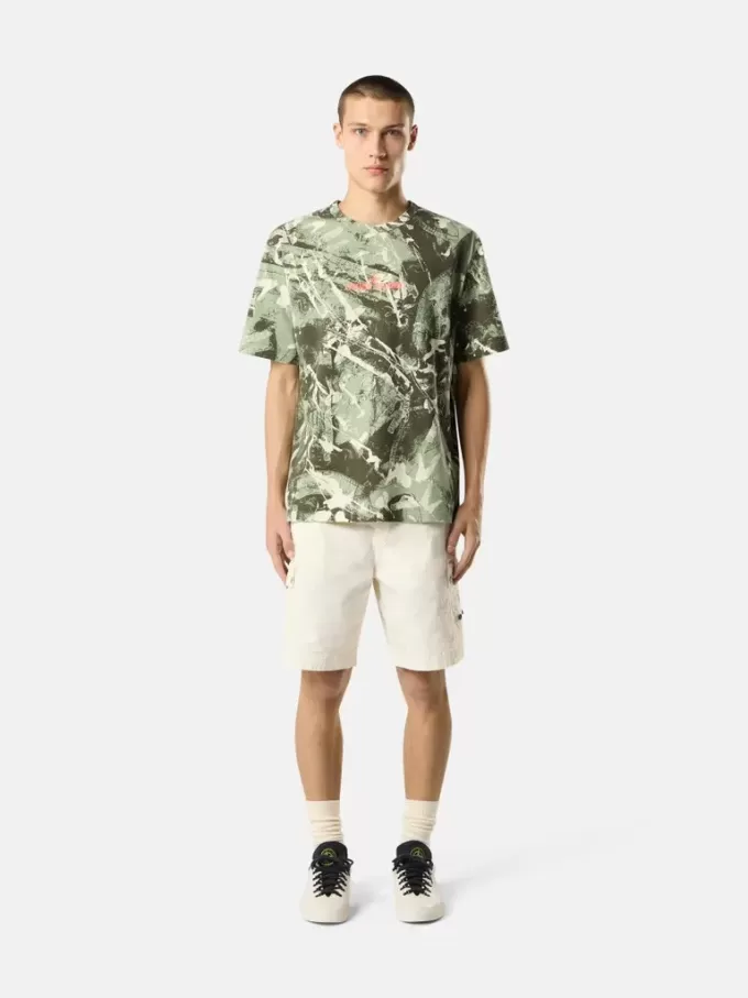 T-shirt a maniche corte con stampa “Scan Camo”. T-shirt a maniche corte con stampa “Scan Camo”.