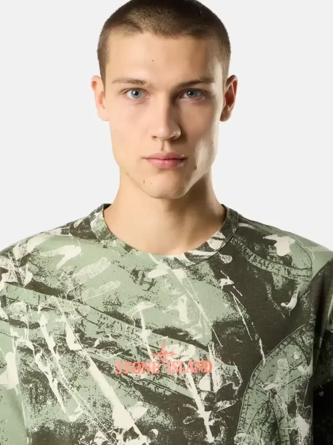 T-shirt a maniche corte con stampa “Scan Camo”. T-shirt a maniche corte con stampa “Scan Camo”.