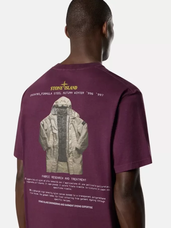 T-shirt a maniche corte dal taglio regolare con stampa stagionale “Archivio”