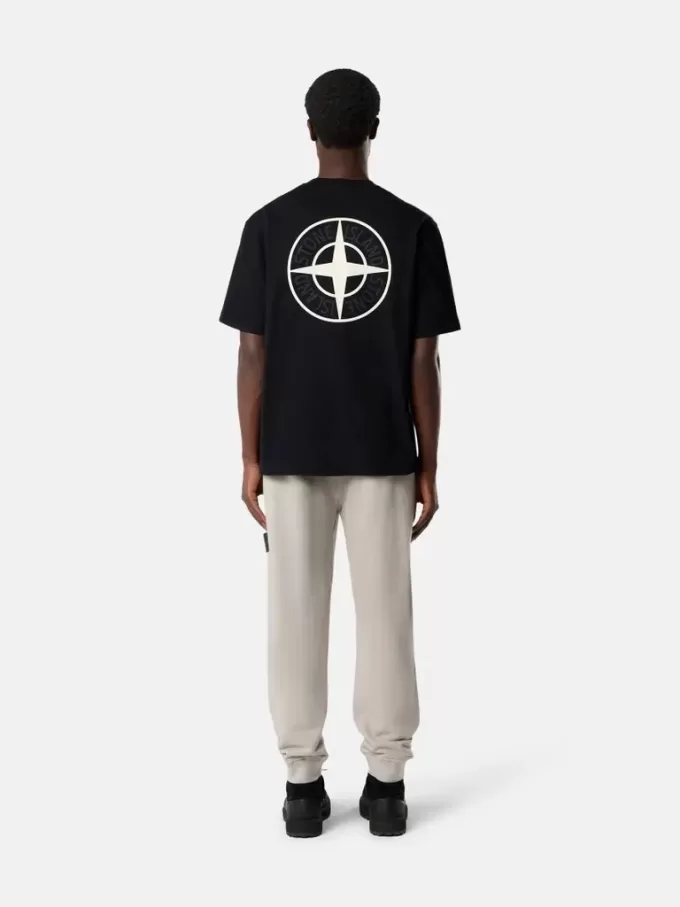 T-shirt a maniche corte dalla vestibilità regolare con stampa “02 Industrial Logos”. T-shirt a maniche corte dalla vestibilità regolare con stampa “02 Industrial Logos”.