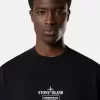 T-shirt a maniche corte dalla vestibilità regolare con stampa “02 Industrial Logos”. T-shirt a maniche corte dalla vestibilità regolare con stampa “02 Industrial Logos”.