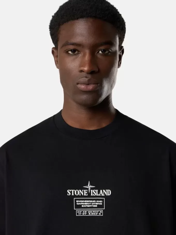 T-shirt a maniche corte dalla vestibilità regolare con stampa “02 Industrial Logos”. T-shirt a maniche corte dalla vestibilità regolare con stampa “02 Industrial Logos”.