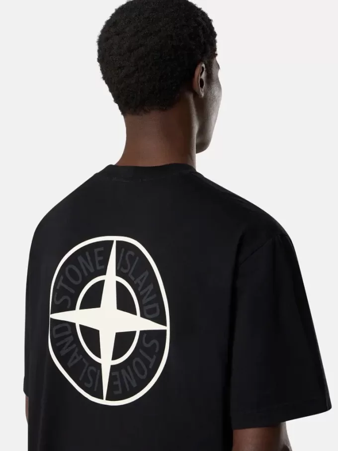 T-shirt a maniche corte dalla vestibilità regolare con stampa “02 Industrial Logos”. T-shirt a maniche corte dalla vestibilità regolare con stampa “02 Industrial Logos”.