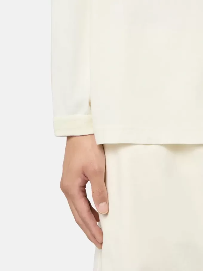 T-shirt a maniche lunghe dalla vestibilità regolare con toppa Compass tono su tono. T-shirt a maniche lunghe dalla vestibilità regolare con toppa Compass tono su tono.