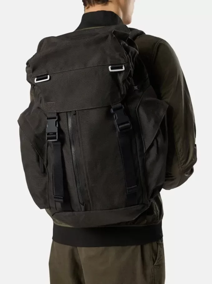 Zaino con tasche multiple e spallacci imbottiti Zaino con tasche multiple e spallacci imbottiti